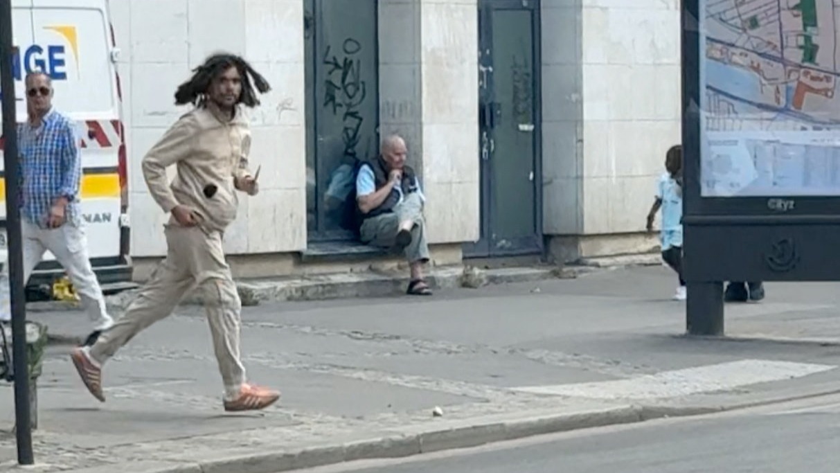Paris’te bıçaklı saldırı. 3 kadın ağır yaralandı
