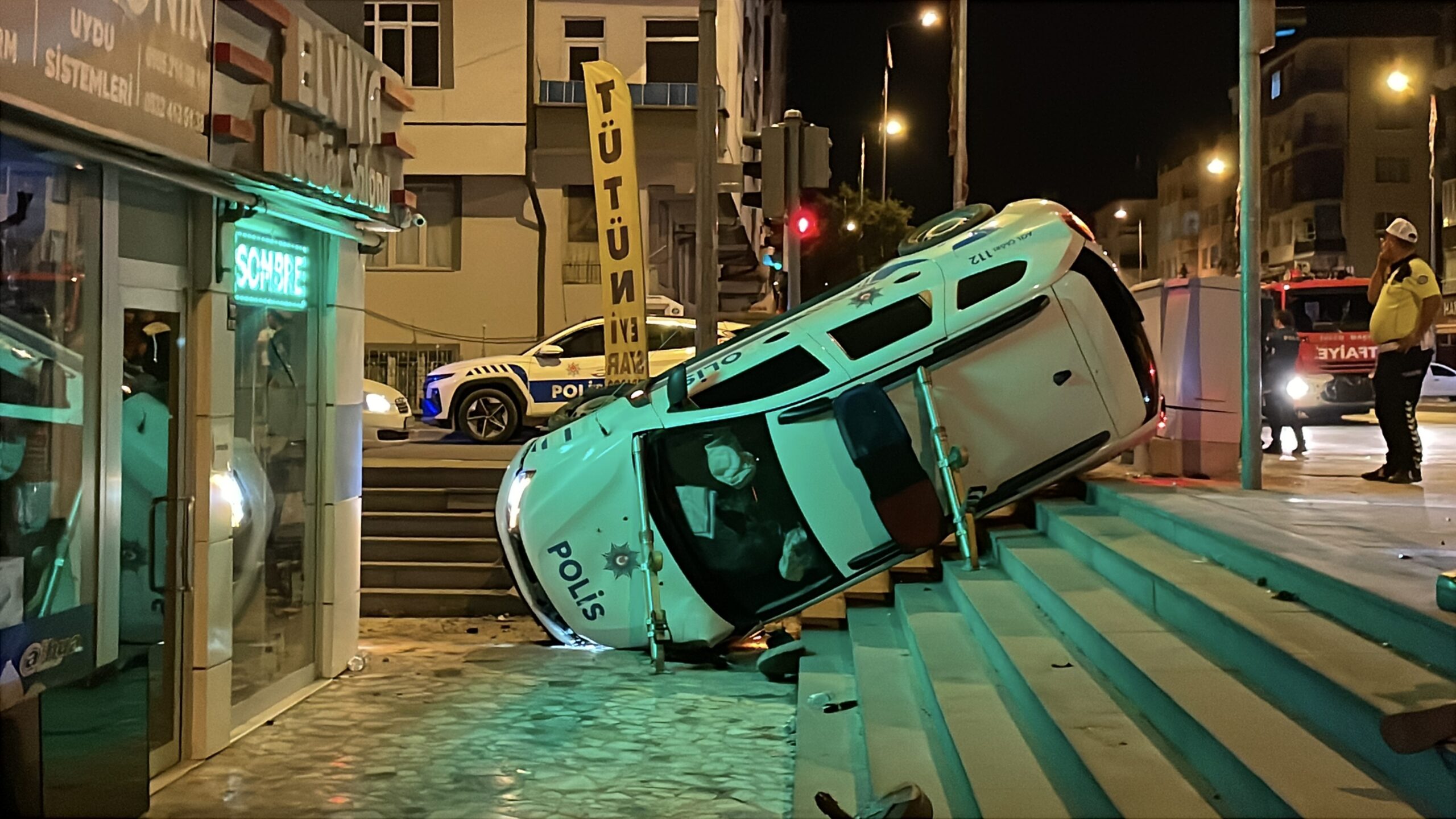 Polis aracı kaza yaptı. 2’si bekçi 3 yaralı