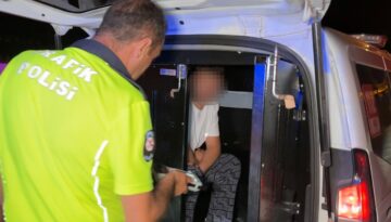 Polisin ehliyet ve kimlik istediği alkollü sürücü, “150 TL param var” dedi
