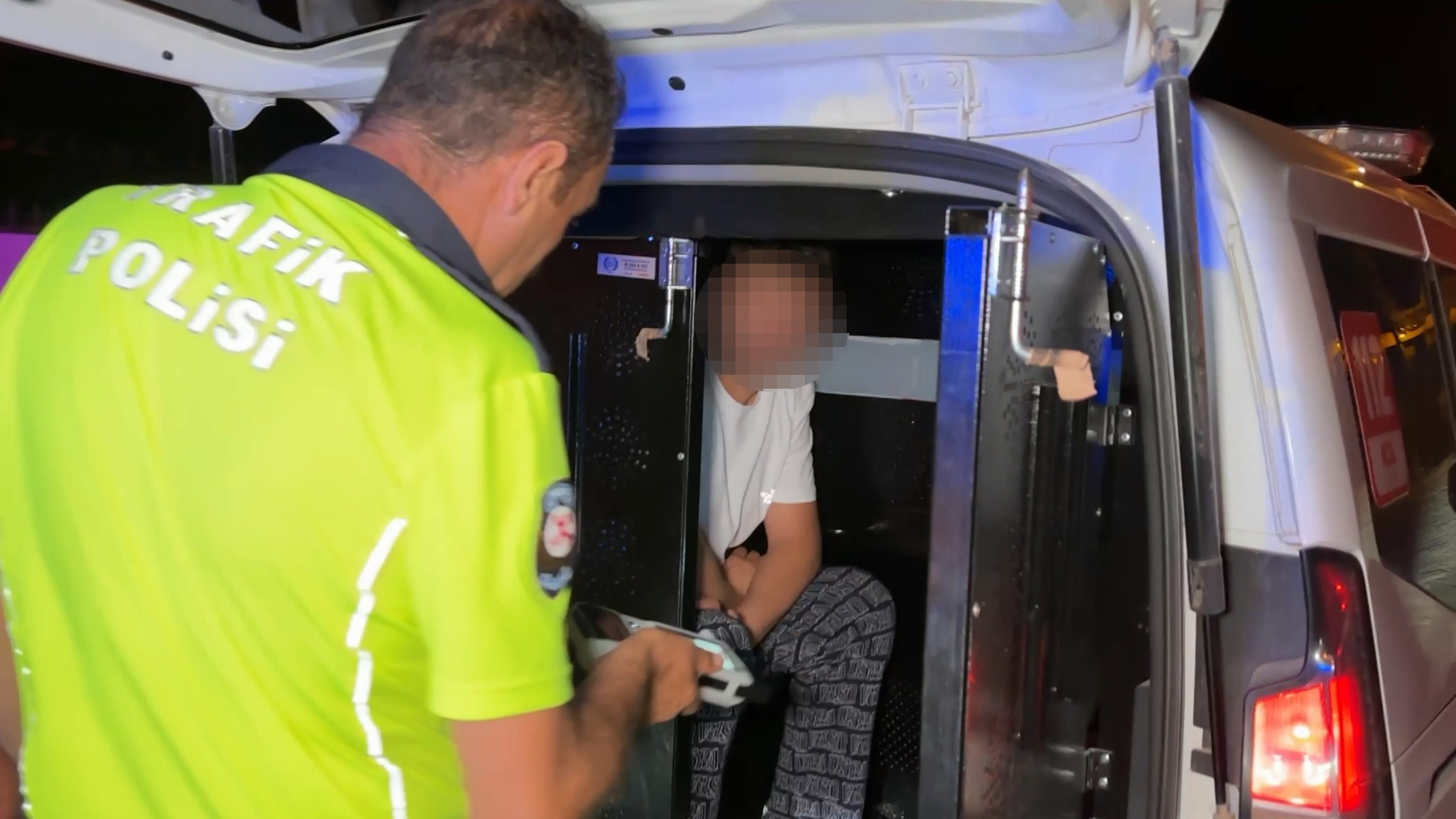 Polisin ehliyet ve kimlik istediği alkollü sürücü, “150 TL param var” dedi