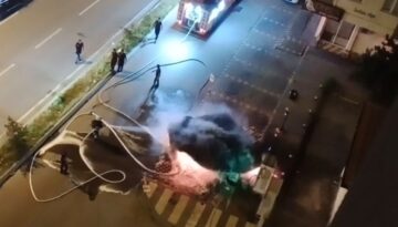Şarj istasyonunda elektrikli otomobil alev aldı. Yangın battaniyesi ile müdahale