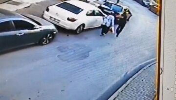 Şişli’de sokak ortasında kadına şiddet. Arkasından yaklaşıp yumruk attı