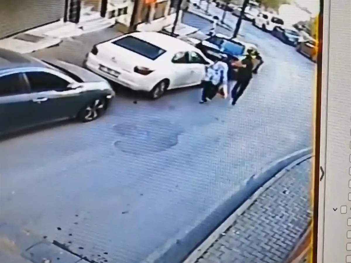 Şişli’de sokak ortasında kadına şiddet. Arkasından yaklaşıp yumruk attı