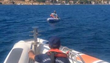 Şişme bot keyfi kabusla bitti. Yüzlerce metre sürüklendiler