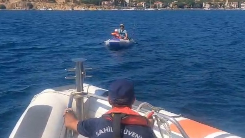 Şişme bot keyfi kabusla bitti. Yüzlerce metre sürüklendiler