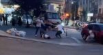 Sokak ortasında kavga: Tekme ve yumruklarla darbettiler