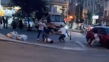 Sokak ortasında kavga: Tekme ve yumruklarla darbettiler