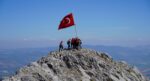Spil’in zirvesindeki 15 Temmuz töreninde gaziler Türk bayrağını göndere çekti