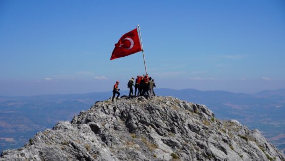 Spil’in zirvesindeki 15 Temmuz töreninde gaziler Türk bayrağını göndere çekti