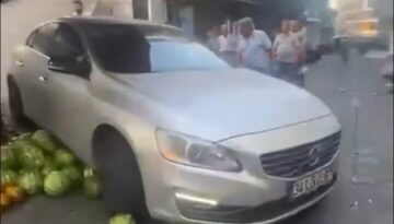 Tartıştığı pazar esnafının sergideki karpuzlarını otomobiliyle ezdi