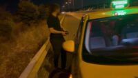 Ticari taksiyle göçmen kaçıran insan tacirleri polisten kaçamadı