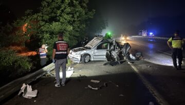 TIR otoyolda arızalanan otomobile çarptı. 1 çocuk öldü, 3 kişi yaralandı