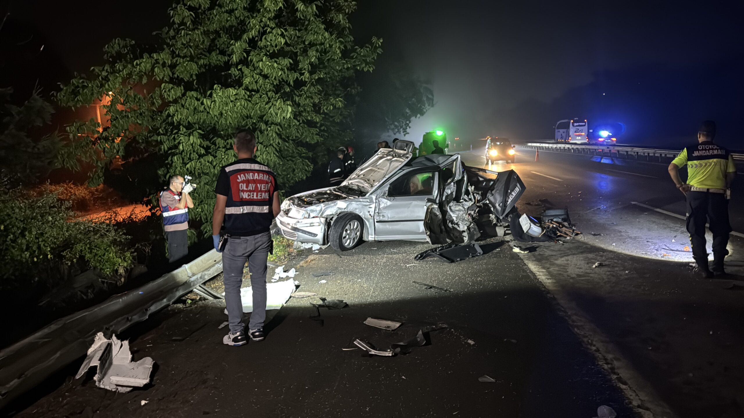 TIR otoyolda arızalanan otomobile çarptı. 1 çocuk öldü, 3 kişi yaralandı