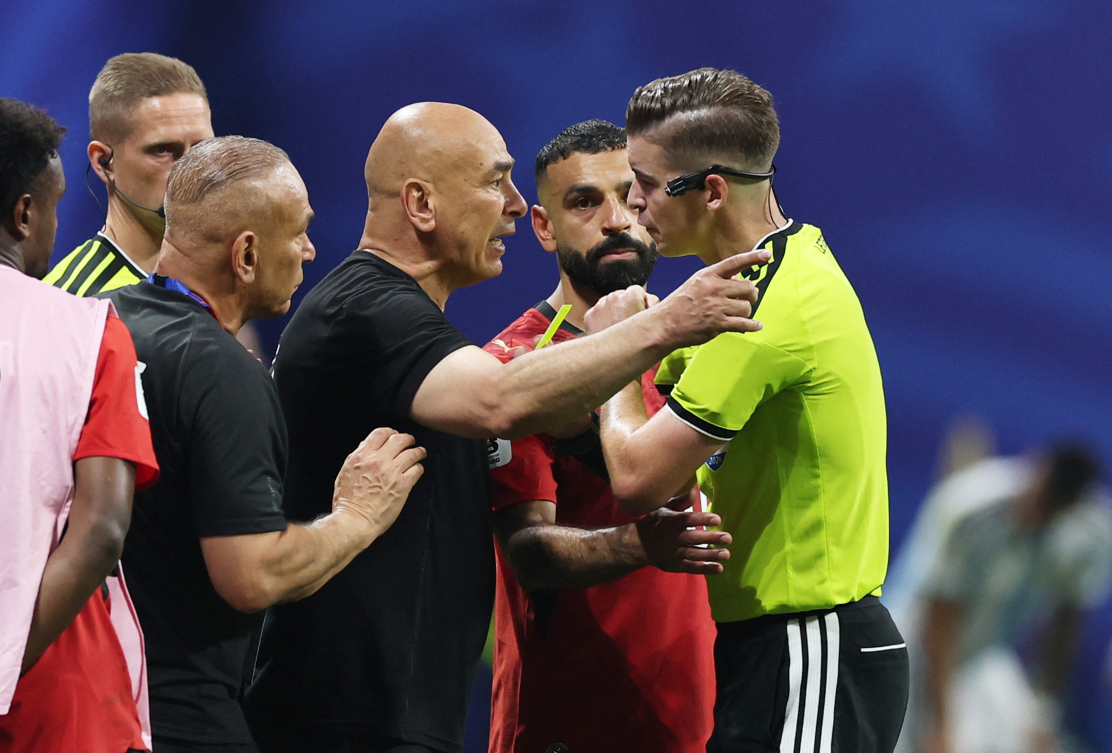 Tribündeki bayrağı gördü, çılgına döndü. Tükürdüğü anlar gündem oldu. “FIFA, Messi’nin elenmesini istemiyor”