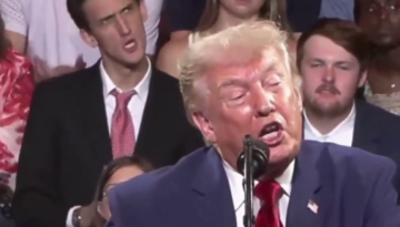 Trump konuşurken taklidini yaptı, mitinge damga vurdu