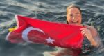 Türk kadını rekor kırdı, neredeyse 14 saat yüzdü