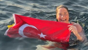 Türk kadını rekor kırdı, neredeyse 14 saat yüzdü
