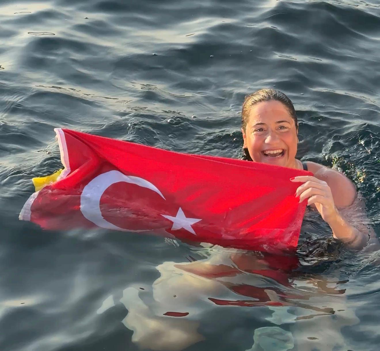 Türk kadını rekor kırdı, neredeyse 14 saat yüzdü