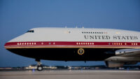 Türkiye dönüşünde son dakika kararı. Trump yeni Air Force One’ı bırakıp eski uçağa geçti