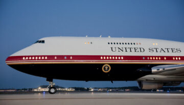 Türkiye dönüşünde son dakika kararı. Trump yeni Air Force One’ı bırakıp eski uçağa geçti