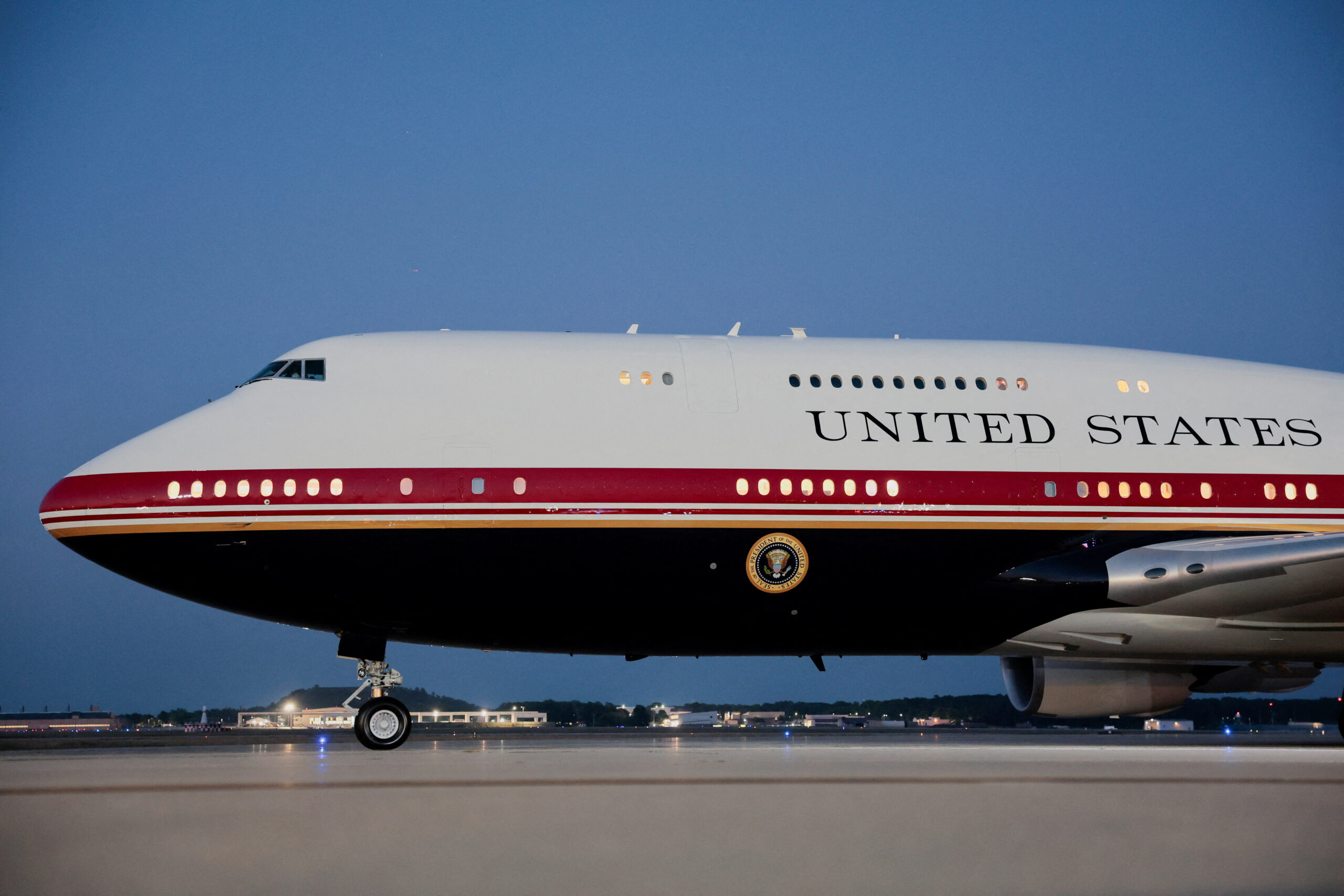 Türkiye dönüşünde son dakika kararı. Trump yeni Air Force One’ı bırakıp eski uçağa geçti
