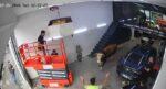 Ümraniye’de kaçan boğa dükkana girdi. Kısa süreli panik kamerada