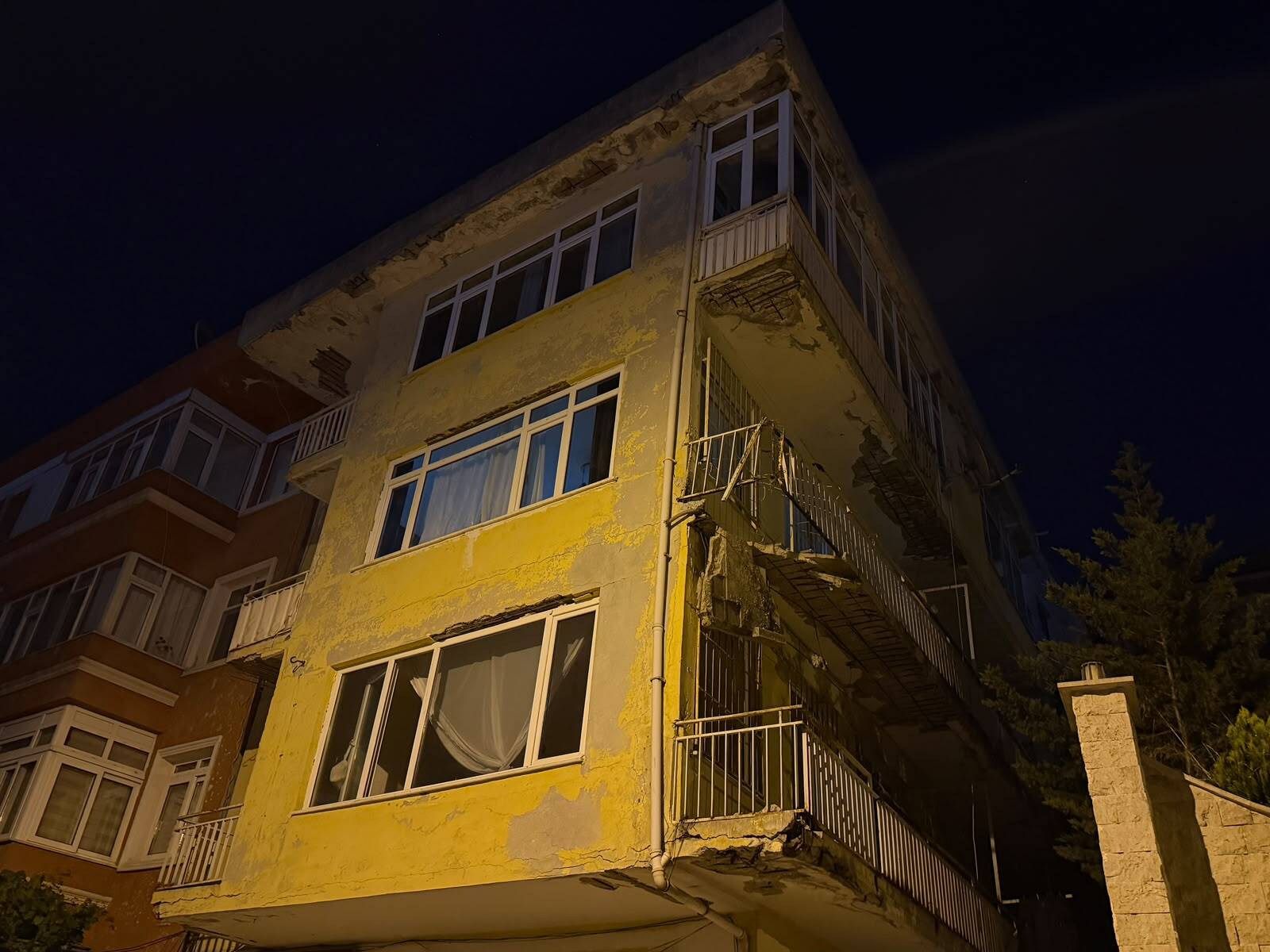 Üsküdar’da balkon çöktü. 4 katlı bina mühürlendi