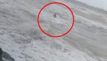 Uyarılara aldırmadı, dev dalgalara rağmen denize girdi