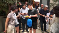 Velilerin zorunlu bekleyişi: İstanbul’un ünlü okullarının bahçeleri doldu taştı