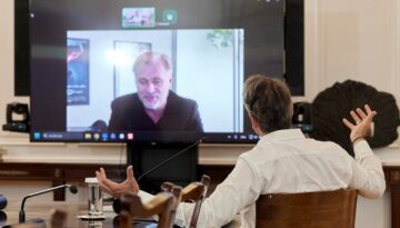 Video görüşme yaptılar. Miçotakis’ten Christopher Nolan’a teşekkür