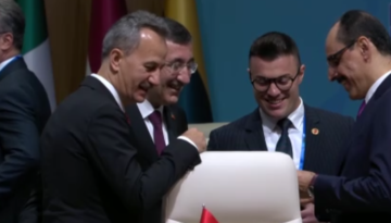 Yakından incelediler. Cumhurbaşkanı Erdoğan’ın kalemi ilgi odağı oldu