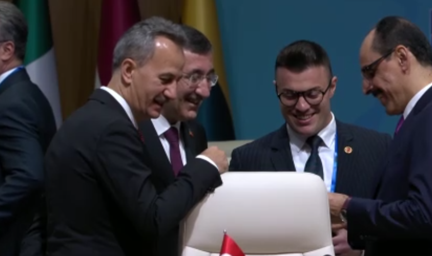 Yakından incelediler. Cumhurbaşkanı Erdoğan’ın kalemi ilgi odağı oldu
