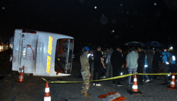 Yolcu otobüsü şarampole devrildi. 40 kişi yaralandı