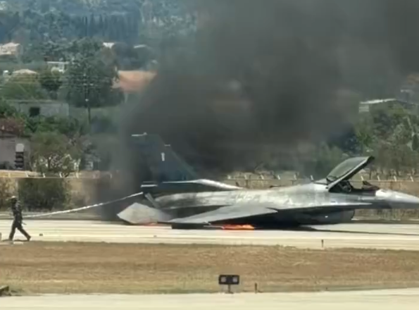 Yunanistan’da F-16 acil iniş sonrası alev aldı