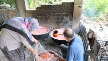130 kilo kara kazanda vitamin hapına dönüşüyor. Çatlatma işleminden geçiriyorlar