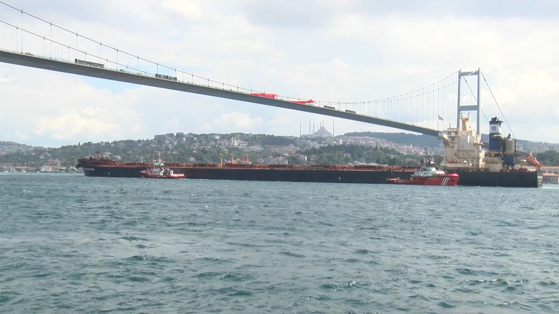 289 metrelik Liberya bayraklı kuru yük gemisi için Boğaz trafiğe kapatıldı