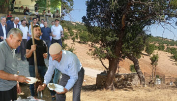 300 yıldır hiç aksatılmıyor. Yapılmadığı yıl köyün başına felaket yağdı