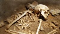 400 yıllık “vampir” mezarının sırrı çözülüyor. Boğazında orak, ayağında kilit