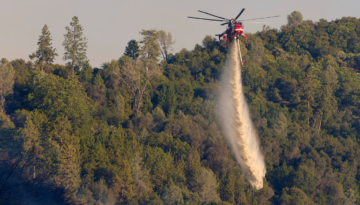 ABD’de yangına müdahale eden helikopter düştü