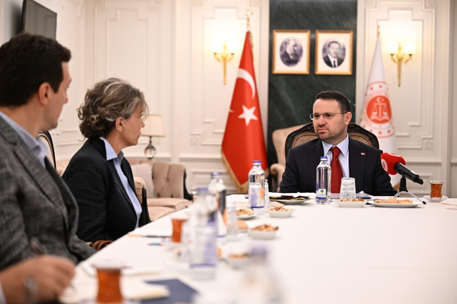 Adalet Bakanı Akın Gürlek, Behçet Oktay ve Uğur Mumcu’nun aileleriyle görüştü