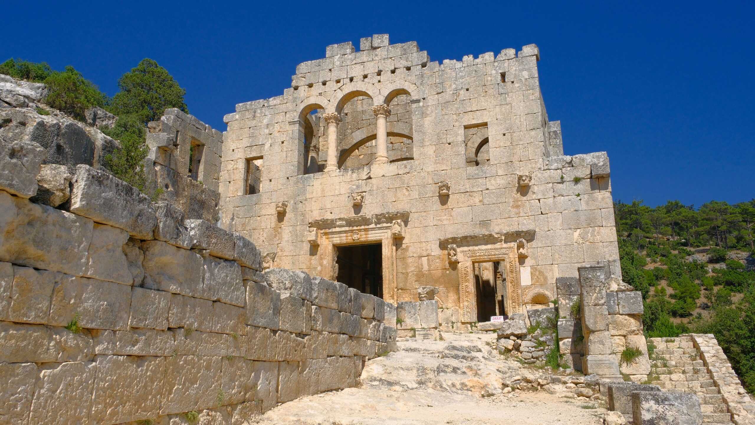 Adı Evliya Çelebi’nin Seyahatnamesi’nde de geçiyor. 1500 yıldır ayakta