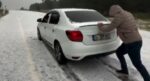 Ağustos ayında kar sürprizi. Araçlar yollarda mahsur kaldı, her yer beyaza büründü