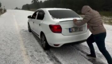Ağustos ayında kar sürprizi. Araçlar yollarda mahsur kaldı, her yer beyaza büründü