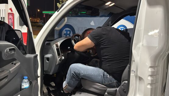 Akaryakıt alırken direksiyonda sızdı. Uyandırma mücadelesi ilginç görüntüler oluşturdu