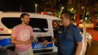 Aracın üzerinde bulduğu çantadaki parayı polise teslim etti