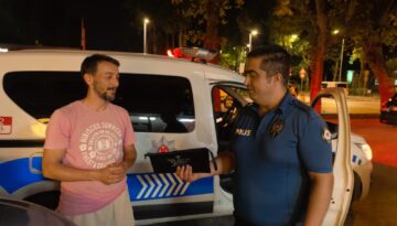 Aracın üzerinde bulduğu çantadaki parayı polise teslim etti