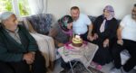 Atiye nine 100 yaşına girdi. Yaş pastasının mumlarını üfledi, davul zurnayla kutlandı