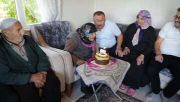 Atiye nine 100 yaşına girdi. Yaş pastasının mumlarını üfledi, davul zurnayla kutlandı