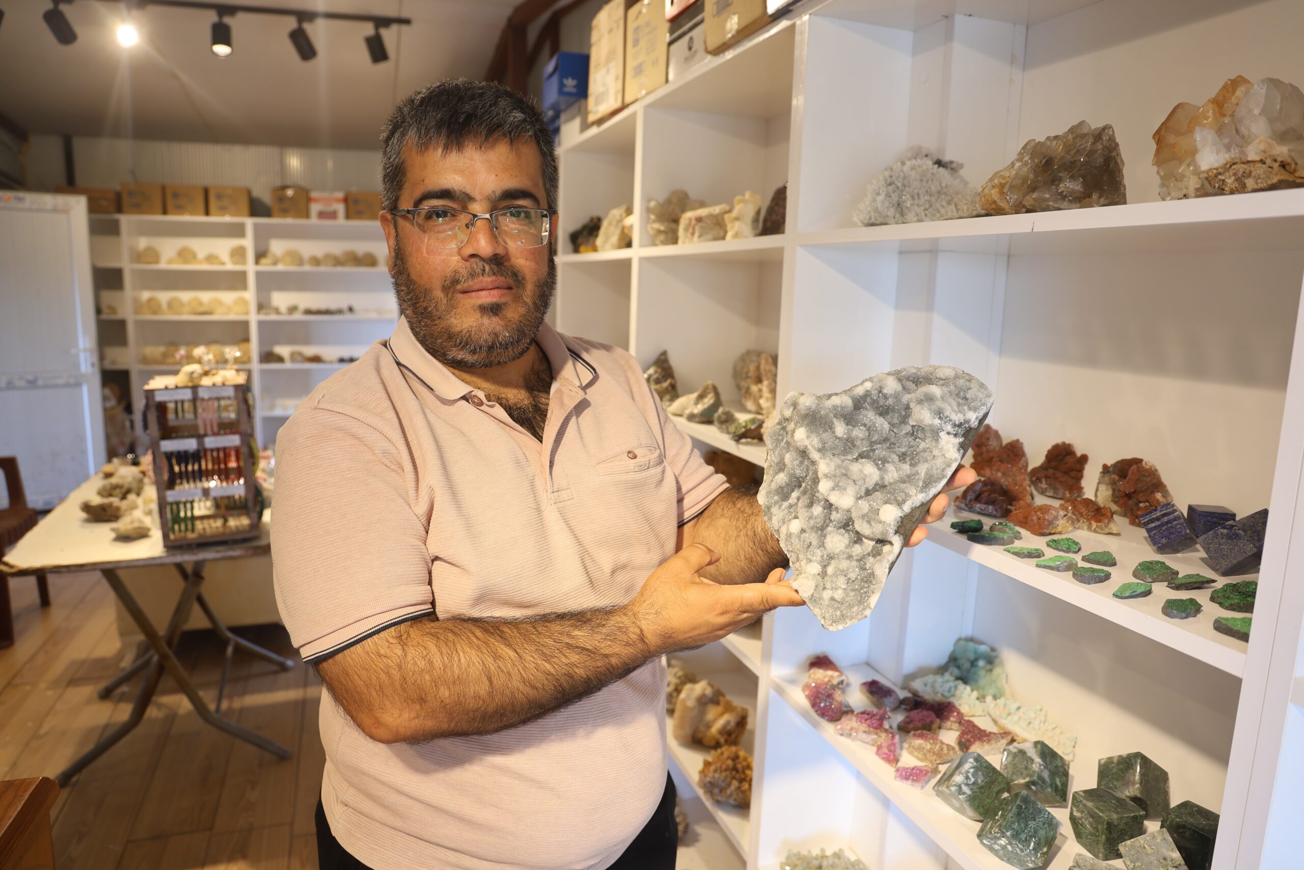 Ayağına taş takıldı, hayatı değişti. Doğadan topladı, 10 yılda sayısı 15 bin oldu
