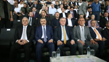 Bakanlar ve TFF Başkanı Süper Lig maçını tribünde takip etti